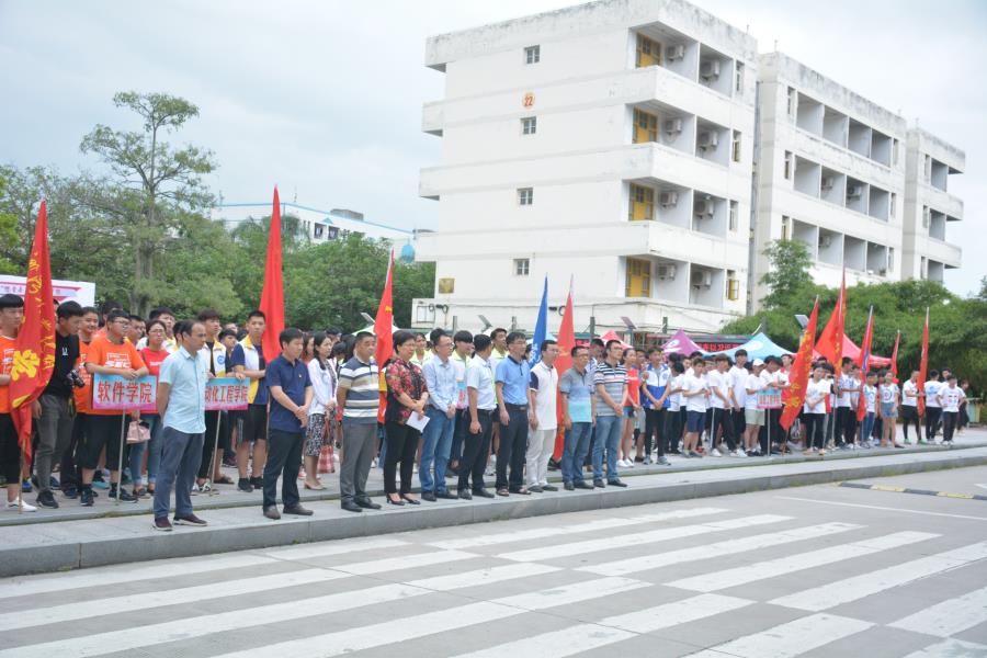 必赢bwin线路检测中心学生积极参与第五届爱心节启动仪式暨“奔跑吧湄宝”校园环校跑活动