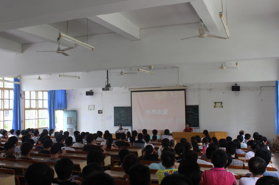 我院隆重举行2014级新生入学典礼