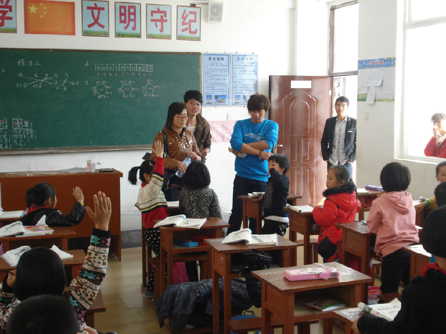 学习雷锋“建国小学”献爱心